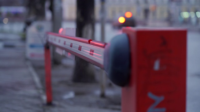 某城市街道上的停车场自动道路护栏系统。视频素材