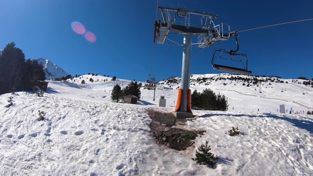 滑雪缆车的观点。阳光明媚的滑雪胜地。视频素材