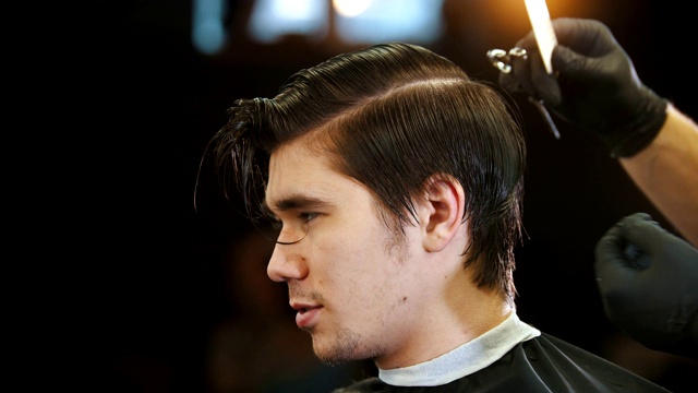 一个年轻人在理发店里理发视频下载