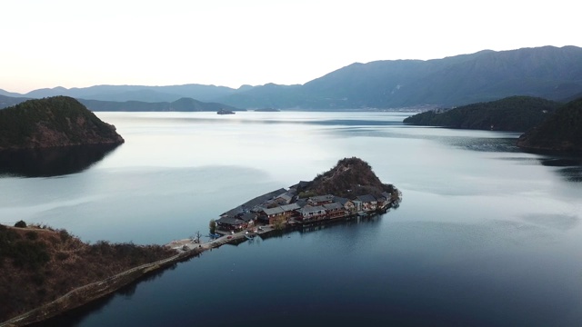 中国泸沽湖里格岛日出时的高空鸟瞰图视频购买