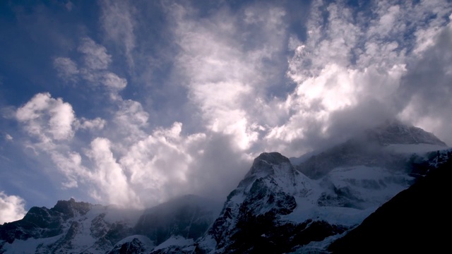在智利巴塔哥尼亚地区的Torres del Paine国家公园徒步旅行时，云峰的时间流逝视频素材