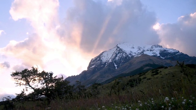 在智利巴塔哥尼亚地区的Torres del Paine国家公园徒步旅行时，云峰的时间流逝视频素材