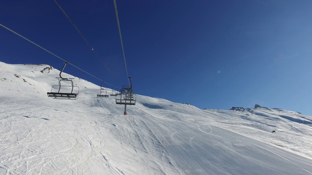 升降椅。法国阿尔卑斯山冬天的滑雪胜地视频素材