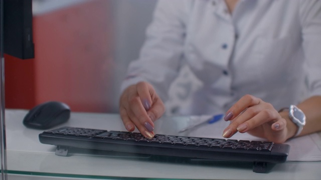 女医生在笔记本电脑键盘上打字。视频素材