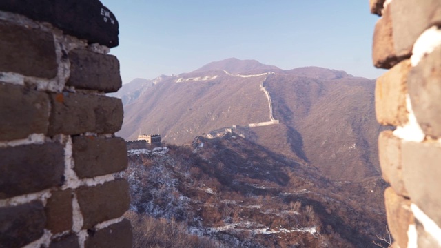 世界上最长的长城在冬天沿着中国的山顶绵延数千英里视频下载