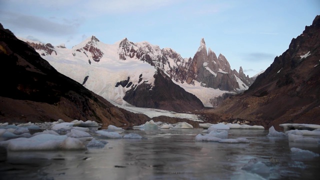 在阿根廷巴塔哥尼亚地区的安第斯山脉的Los Glaciares国家公园的Cerro Torre的日出时间流逝视频素材