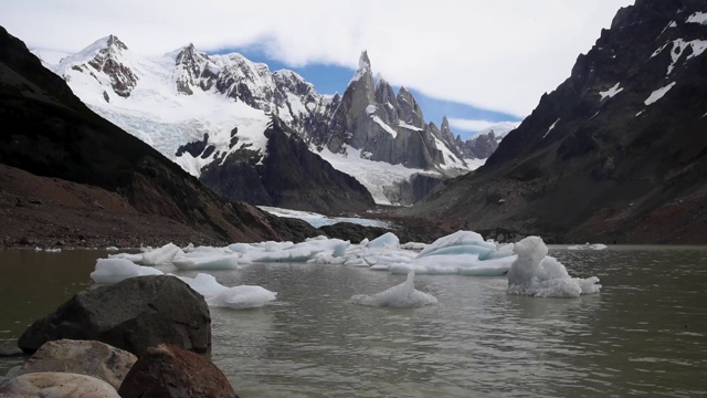 阿根廷巴塔哥尼亚地区安第斯山脉Los Glaciares国家公园的Cerro Torre视频素材