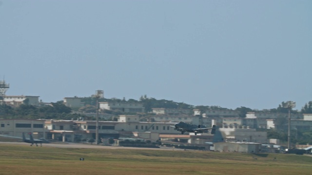 日本冲绳嘉手纳AB军用飞机起飞，跑道上有战斗机、加油机、空中加油机、A10、F15、C130美国空军视频素材