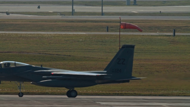 日本冲绳嘉手纳AB军用飞机起飞，跑道上有战斗机、加油机、空中加油机、A10、F15、C130美国空军视频素材