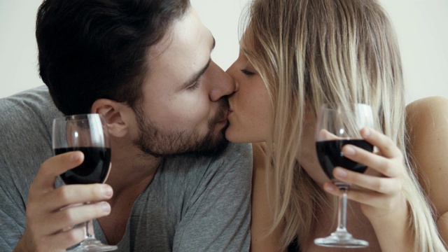 接吻，在家的浪漫之夜，在一起视频素材