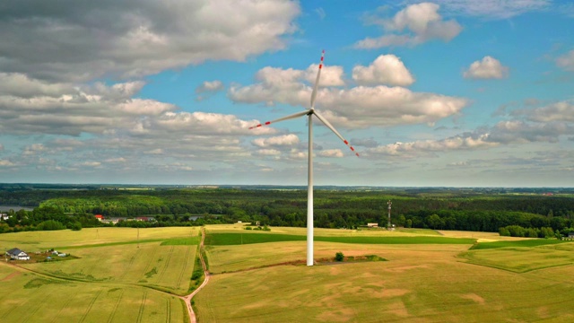 从上面俯瞰，波兰绿地上的风力涡轮机视频素材