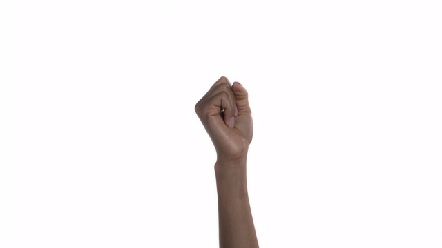 一个女人的特写与紧握的拳头打开她的手掌，孤立在一个白色的背景视频素材