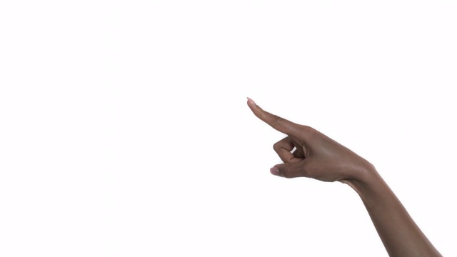 “嘿，你”的手势。一个非洲女人用食指指着左边。孤立，在白色背景上视频素材