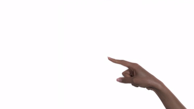 “嘿，你”的手势。非洲女性用食指指着左手。孤立，在白色背景上视频素材
