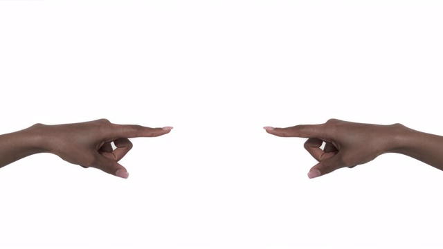 手指在白色的背景上互相指着。镜面反射。两只手。视频素材