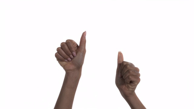 一个非洲裔美国妇女的特写竖起大拇指。孤立在白色背景上。两只手的姿势。视频素材
