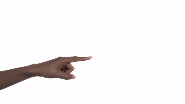 嘿，你的手势。一个非洲女人用食指指着右边。孤立，在白色背景上视频素材