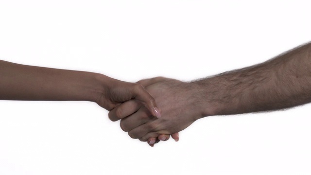 和两个不同种族的人握手。女人和男人握手。平等的概念。孤立在白色视频下载