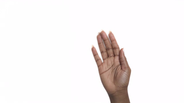 模型敬礼。非裔美国女性做告别手势。孤立，在白色背景上视频下载