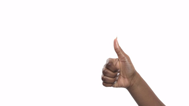 一个非洲裔美国妇女的特写大拇指。手势和身体语言的概念。在白色背景上隔离视频素材