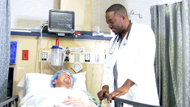 非裔美国医生与男病人交谈视频素材
