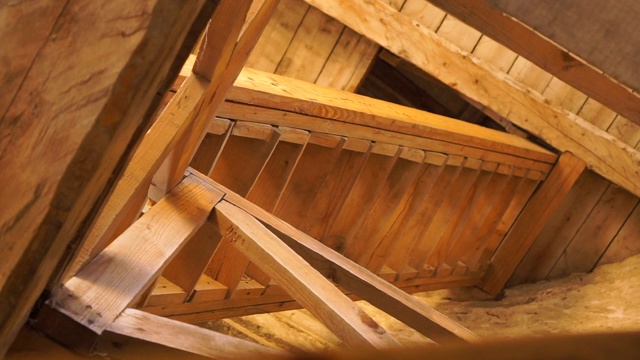 古老的木制风车楼梯旋转向上视频下载