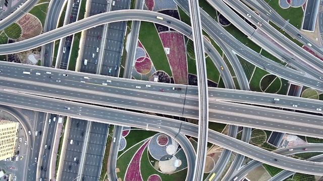 无人机视角的交叉口和交通系统/迪拜，阿联酋视频素材