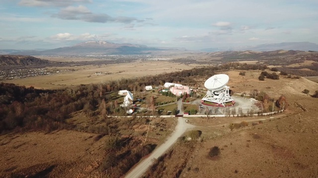 无线电望远镜碟形卫星，无人机鸟瞰图。俄罗斯卡拉奇-切尔克斯亚泽伦丘克斯卡亚射电天文台视频素材