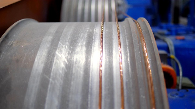用于电缆制造的铜电缆接头沿工厂的walzem延伸。视频下载