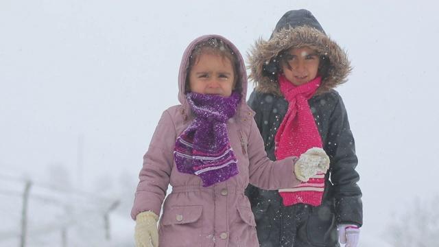 两姐妹在下雪视频素材