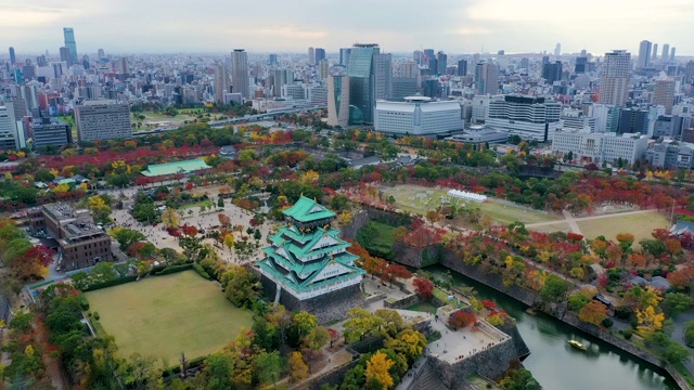 鸟瞰图4k无人机大阪城堡和建设城市在大阪，日本视频素材