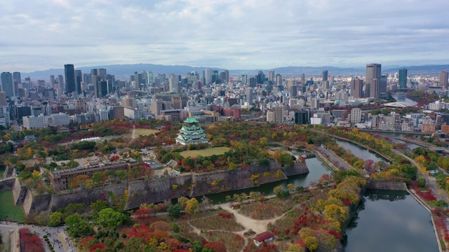 鸟瞰图4k无人机大阪城堡和建设城市在大阪，日本视频素材