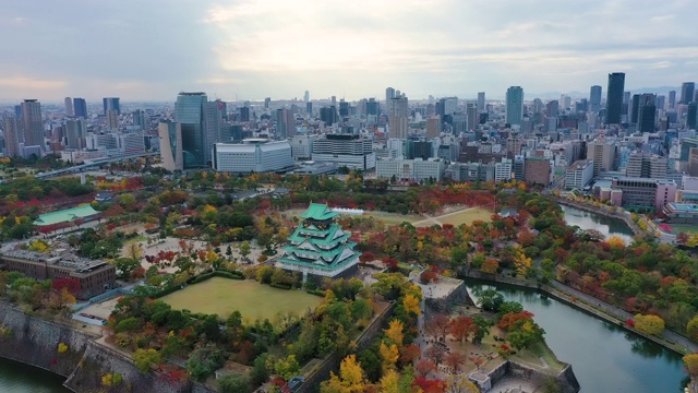鸟瞰图4k无人机大阪城堡和建设城市在大阪，日本视频下载