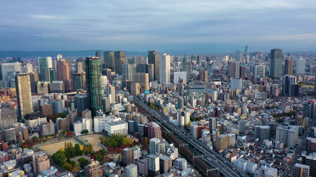 日本大阪。无人机鸟瞰大阪市建筑的4k视频。视频下载