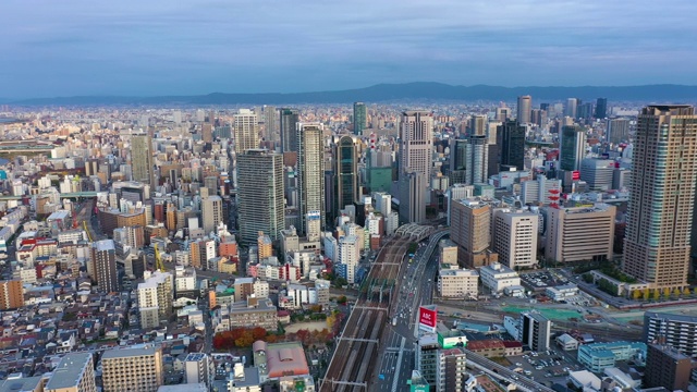 日本大阪。无人机鸟瞰大阪市建筑的4k视频。视频素材