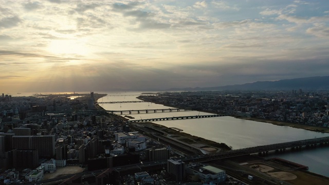 日本大阪市的河流和建筑的无人机鸟瞰图4k视频。视频素材