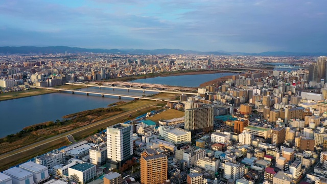 无人机鸟瞰大阪市的河流和建筑的4k视频。视频下载