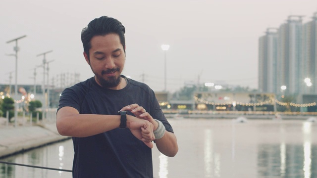 运动员在江城使用智能手表。视频素材