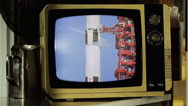 1969. 美国宇航局阿波罗11号发射的历史镜头在老式复古电视上。视频素材