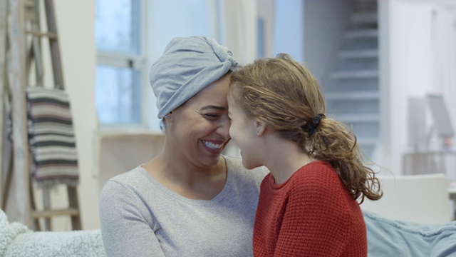 微笑的癌症妇女拥抱她的女儿视频下载
