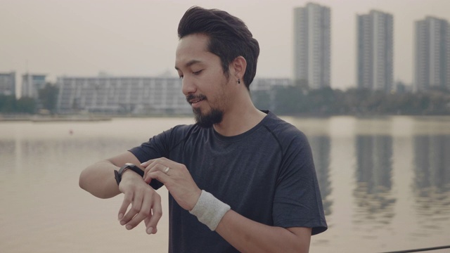 运动员在江城使用智能手表。视频素材