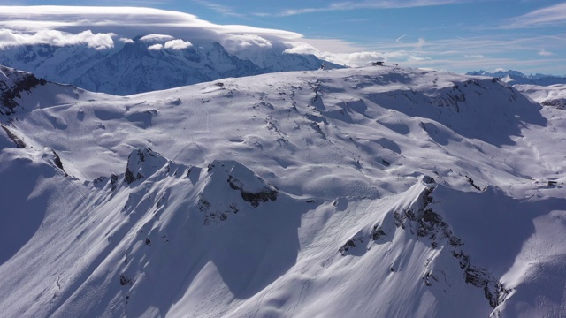 空中拍摄的雪覆盖的大山丘和勃朗峰视频素材