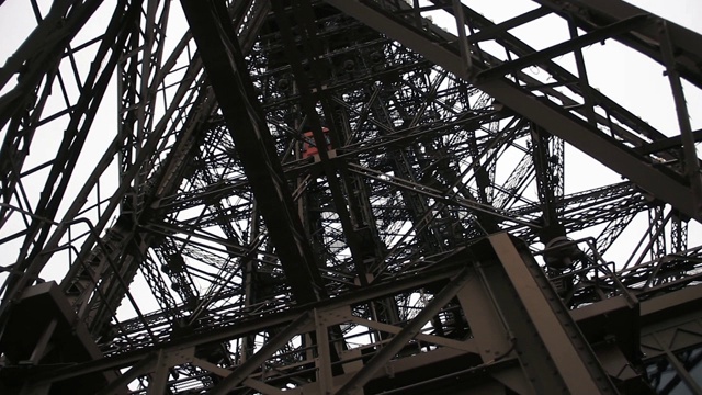 法国巴黎埃菲尔铁塔的红色电梯。视频素材