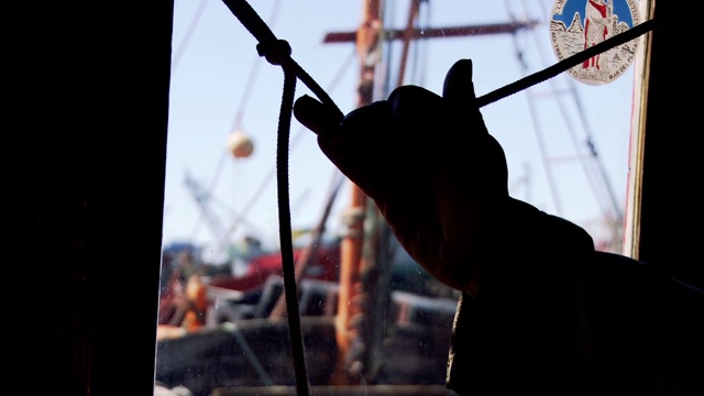 男性的手拉着绳子的一个旧船喇叭。视频下载