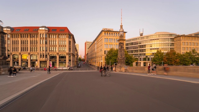 柏林城市夏季现代商业天际线全景与日落和动态Hyperlapse视频素材