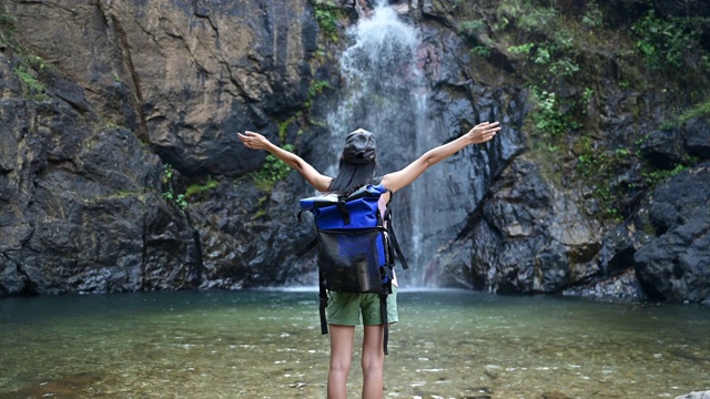 女子在瀑布中旅行视频素材