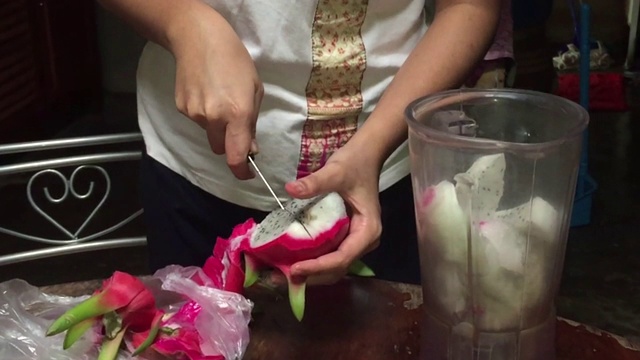 部分亚洲妇女准备火龙果奶昔在厨房视频素材
