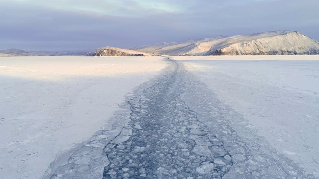 美丽的冬季景观与白雪覆盖的贝加尔湖表面。视频素材