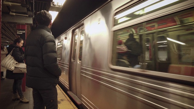 纽约地铁系统上火车的人们视频下载