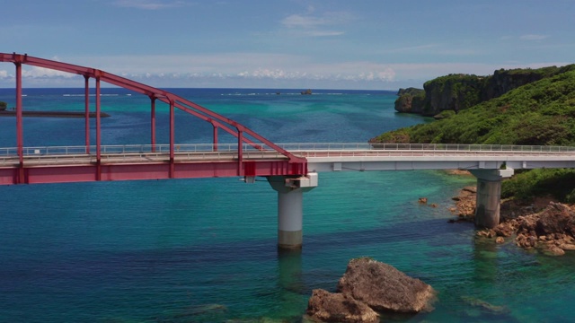 无人机拍摄的红色宫城桥池日本冲绳岛。池岛珊瑚热带水域及海岸线。视频素材